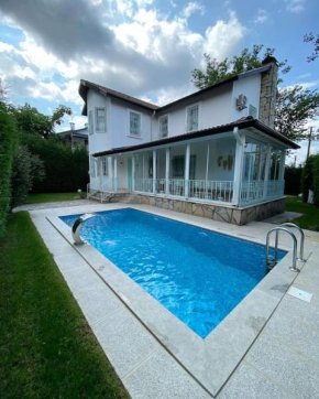 Sapanca'da Havuzlu Villa Sofhan Kırkpınar
